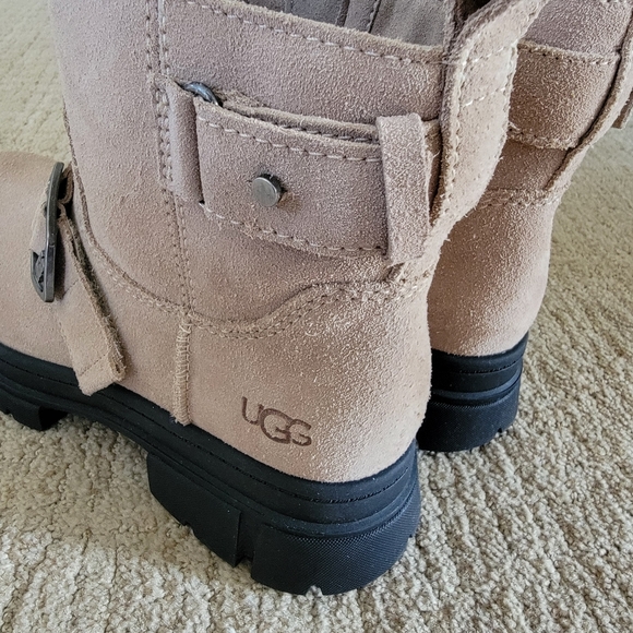 New UGG Ashton Short Waterproof Suede Buckle Boots, Size 7.5 - Picture 4 of 16
